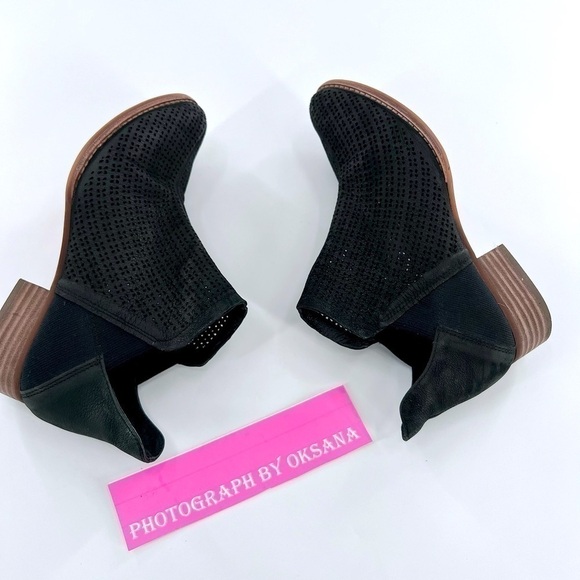 Vince Camuto
Women's Black Celena Perforated Bootie size 6 - Picture 7 of 13